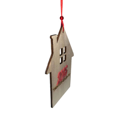 Ξύλινο Στολίδι «Σπίτι με Ευχές» – 2026, 8×15 εκ., με κόκκινο κορδόνι και ευχές για τη νέα χρονιά
