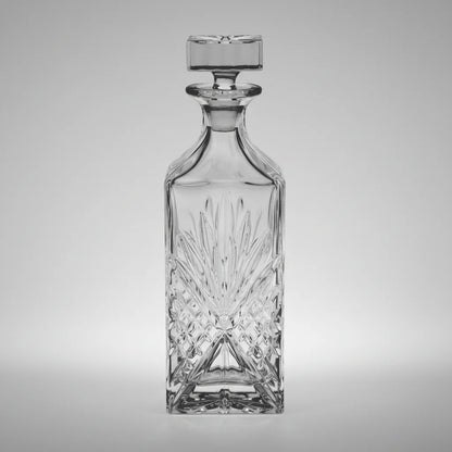 Γυάλινη Καράφα Ουίσκι & Ποτού "Home Style" 850ml – Τετράγωνη με Ανάγλυφο Σχέδιο & Αεροστεγές Πώμα