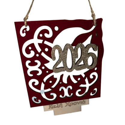 Βελούδινο Ξύλινο Κρεμαστό “2026” με Ευχές – Κόκκινο & Ασημι