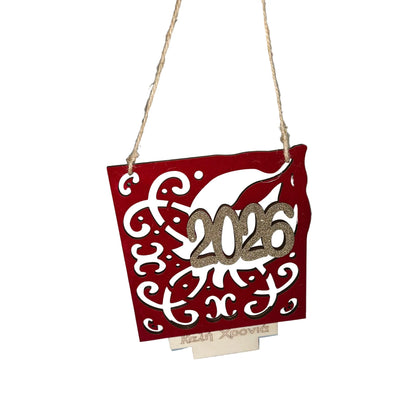 Βελούδινο Ξύλινο Κρεμαστό “2026” με Ευχές – Κόκκινο & Ασημι