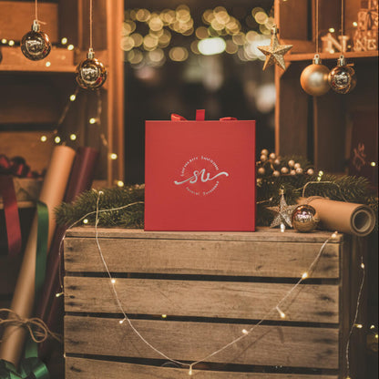 Χριστουγεννιάτικο Γούρι με κουτί δώρου “Santa Lives Here” – Για Ένα Σπίτι Γεμάτο Μαγεία