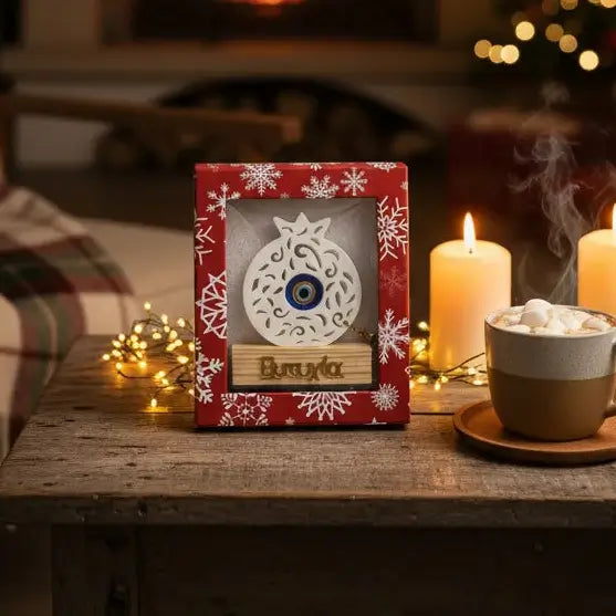 Χριστουγεννιάτικο γουρί με βάση και κουτι “Ευτυχία” – Για Μια Χρονιά με Φως, Προστασία και Καρποφορία