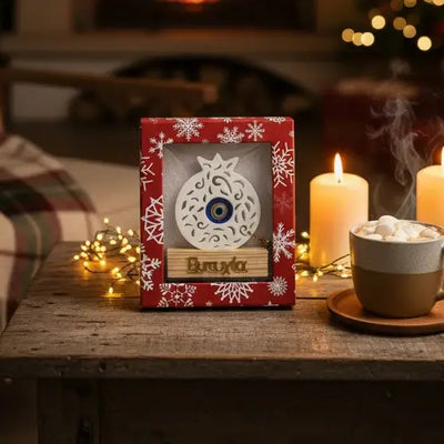 Χριστουγεννιάτικο γουρί με βάση και κουτι “Ευτυχία” – Για Μια Χρονιά με Φως, Προστασία και Καρποφορία